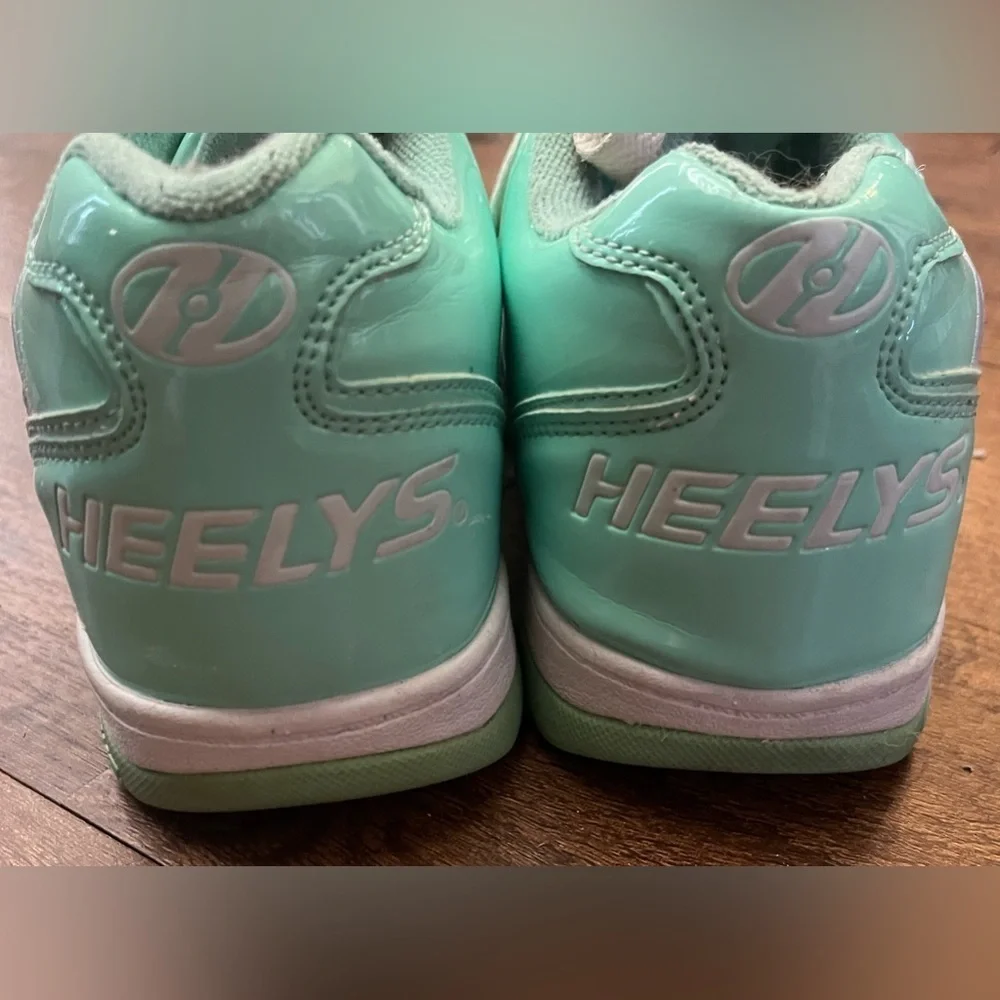 Heelys girls Seafoam green white shoes Sz 5 big girl